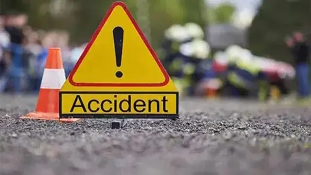 जम्मू - पठानकोट हाईवे पर भीषण सड़क हादसा , बैरिकेड से टकराई बाइक ; दो युवकों की मौत - major road accident on jammu pathankot highway two youths killed