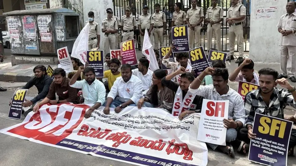 SFI stages protest demanding certificate verification of contract lecturers
