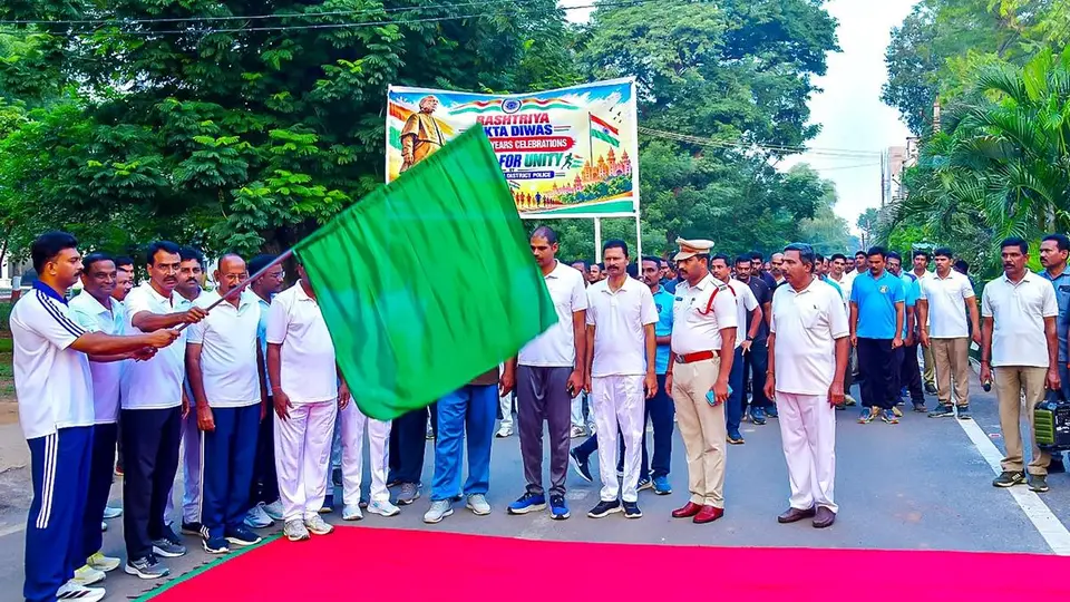 Prakasam SP flags off ‘Run for Unity’ in Ongole