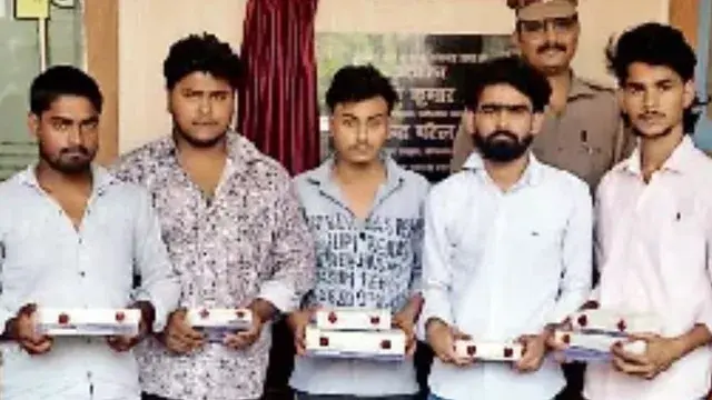 आगरा में डॉक्टर के क्लिनिक में लूट : भाड़े की कार से आए थे बदमाश , सैलरी विवाद में सबक सिखाना चाहते थे लुटेरे - the miscreants had come to rob the clinic in a rented car agra news