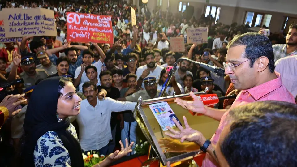 Maharaja’s College witnesses high drama as SFI activists question Minister Roji amid convocation meet
