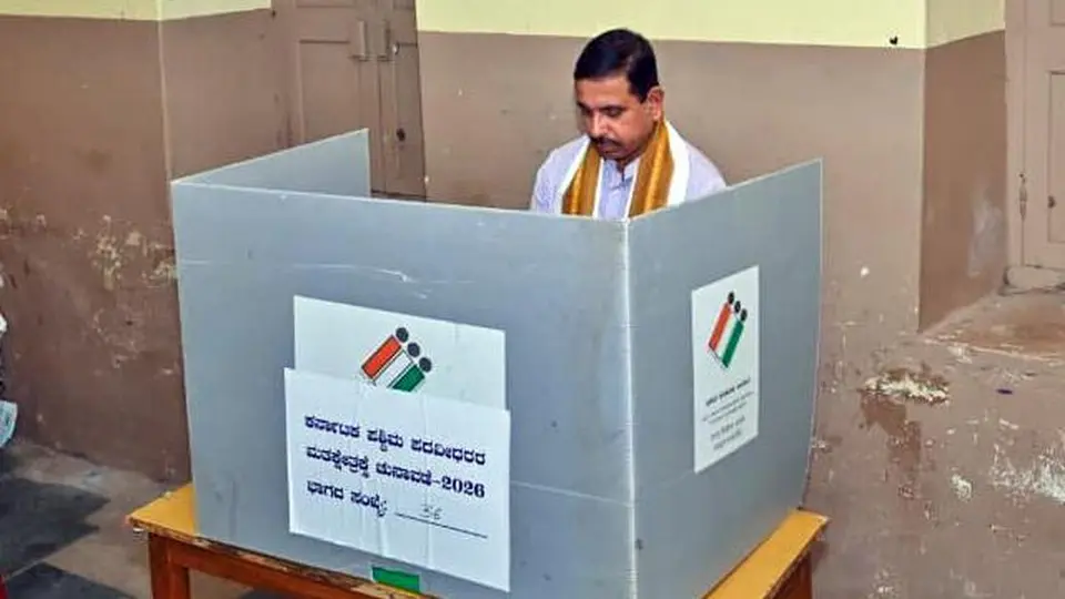 75.62% polling in West Graduates, 86.97% in North East Teachers constituency