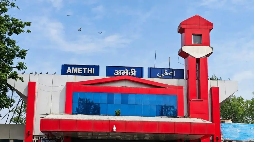अमेठी में वाराणसी - लखनऊ इंटरसिटी एक्सप्रेस पर पथराव , ट्रेन का शीशा टूटा , गार्ड घायल