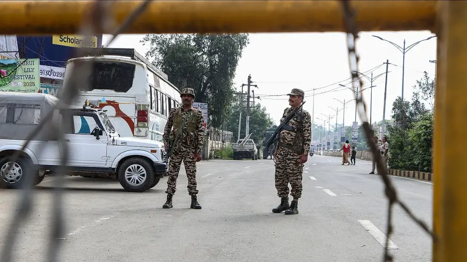 Siang Dam Protest Turns Violent : Govt Offices , Police Vehicles Set Ablaze In Arunachal Pradesh
