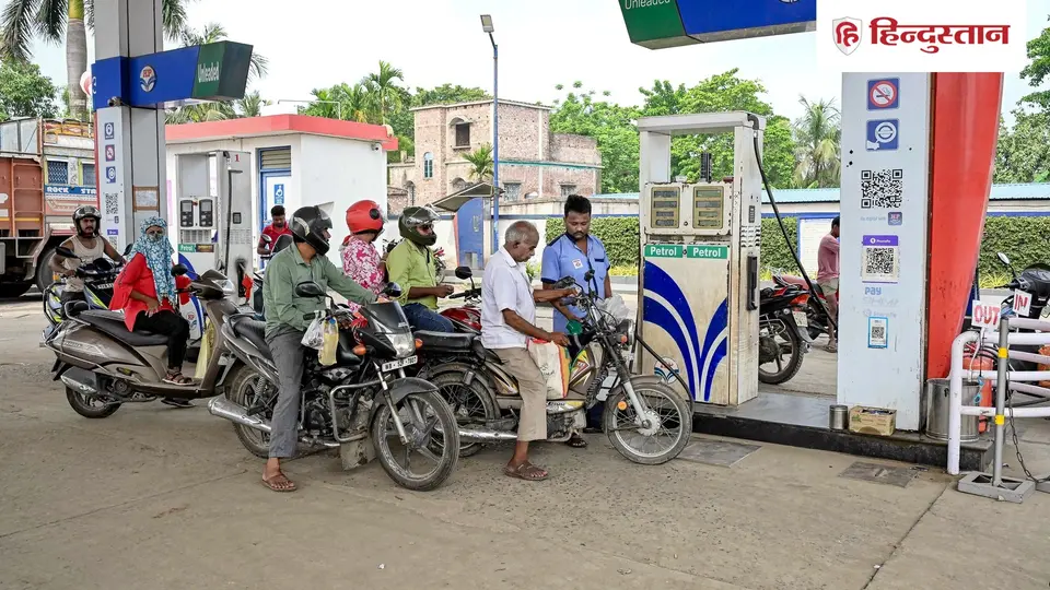 Petrol Diesel Price Today : पटना , हैदराबाद में 110 रुपये के पार बिक रहा पेट्रोल , आपके शहर में कितना है रेट