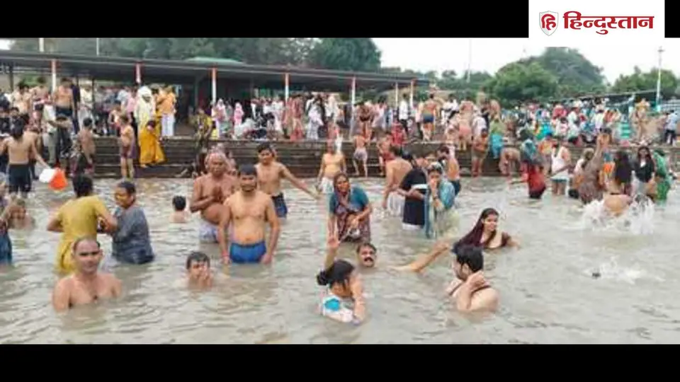 Bulandsehar News : बुलंदशहर : शरद पूर्णिमा पर श्रद्धालुओं ने लगाई गंगा में आस्था की डुबकी