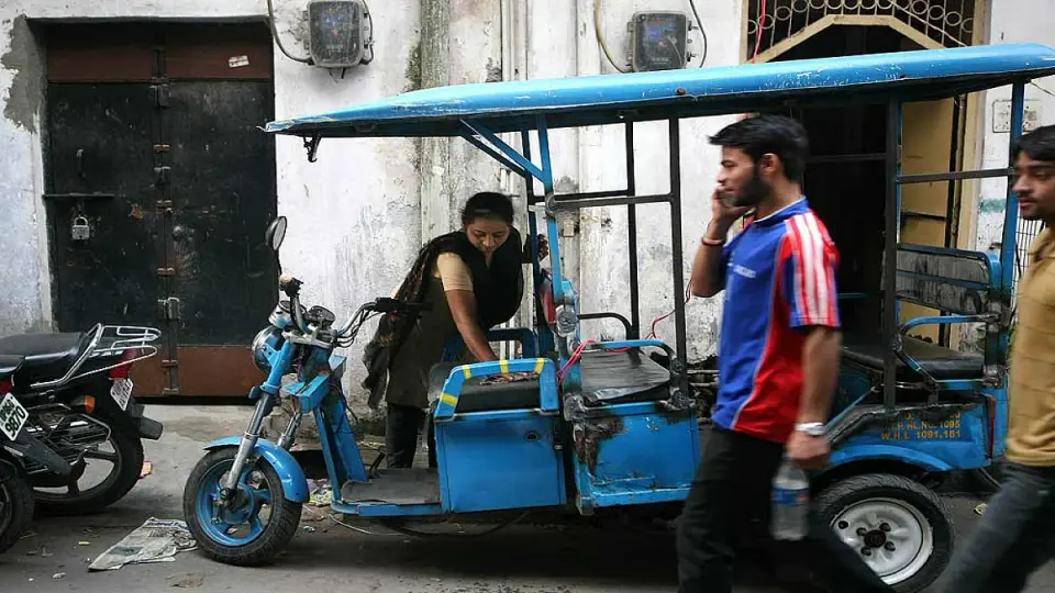 Delhi E - Rickshaw Rules 2026 : Four - Passenger Limit Proposed , Driving Licence And PSV Badge May Become Mandatory