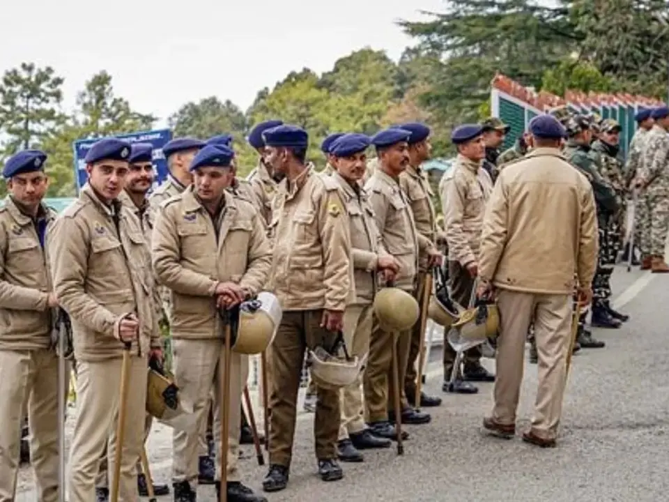 Himachal News : नाहन में दो समुदायों के बीच हिंसक झड़प , पुलिसकर्मियों सहित 14 घायल , स्वागत द्वार को लेकर हुआ विवाद