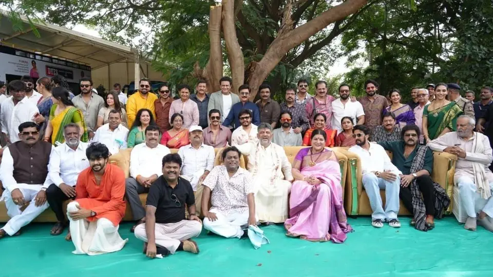 Kannada film stars add glamour to Dasara procession