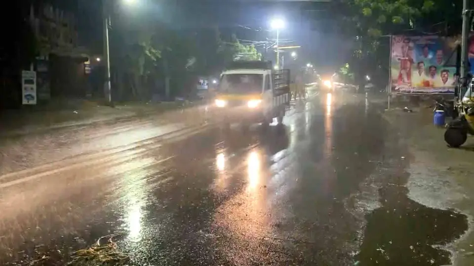 Bay of Bengal system likely to intensify into cyclone , Tamilnadu likely to experience heavy rainfall - News Today