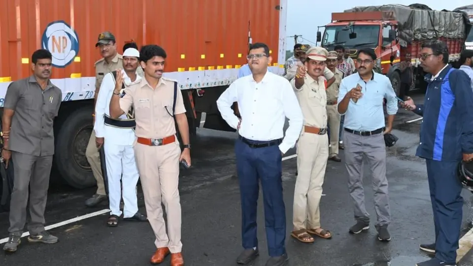 Srikakulam Collector urges truckers, motorists stranded on NH-16 to wait till floodwaters recedes