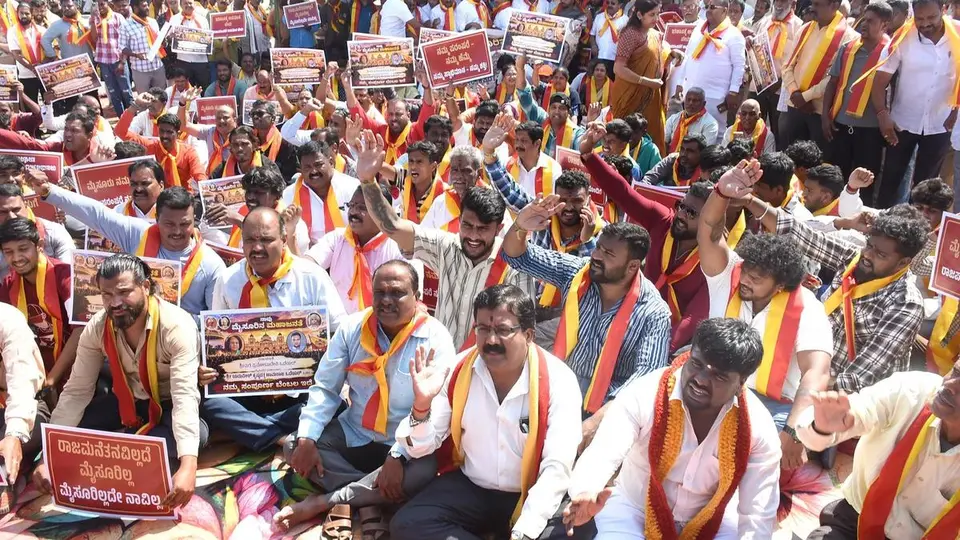 Protest held outside Mysuru palace over Yathindra’s remarks