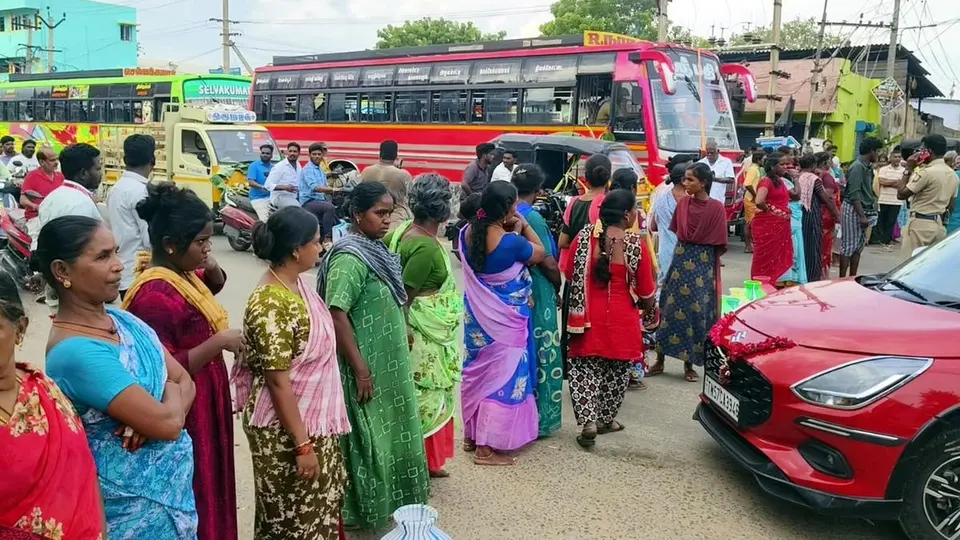 Residents block road over irregular water supply