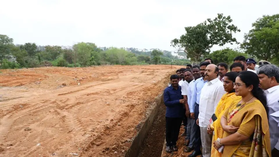 Yathindra visits Lalithadripura to inspect waste clearance