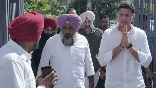 गुरदासपुर पहुंचे सचिन पायलट और परगट सिंह , बोले - गैंगस्टरों और नशे की गिरफ्त में पंजाब की कानून - व्यवस्था - sachin pilot and pargat singh gurdaspur visit law and order drugs issue