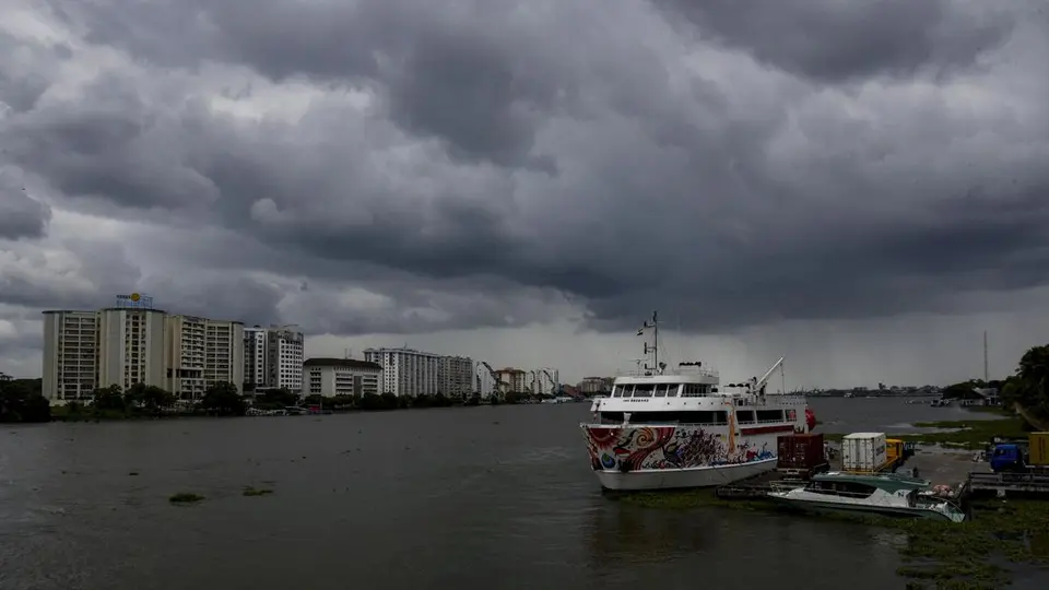 IMD issues red alert for three districts in Keralam on October 25