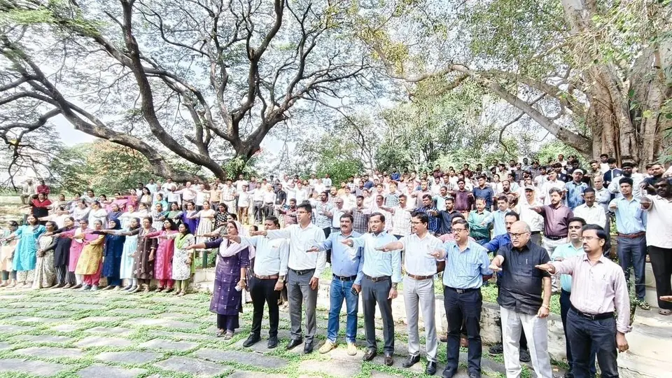 Railway staff, students take anti-corruption pledge