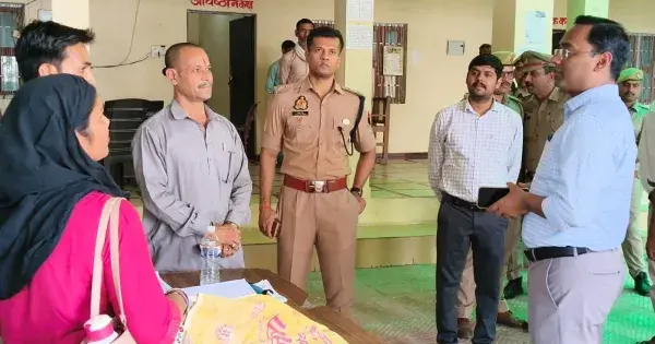 मतदाता पुनरीक्षण अभियान में लापरवाही बर्दाश्त नहीं , डीएम - एसपी ने किया औचक निरीक्षण