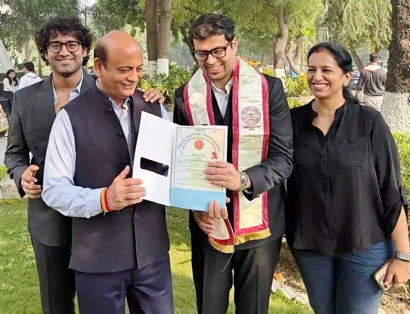 डीटीयू में अव्वल देव अदलखा को मिली बीटेक की डिग्री - dainiktribuneonline . com