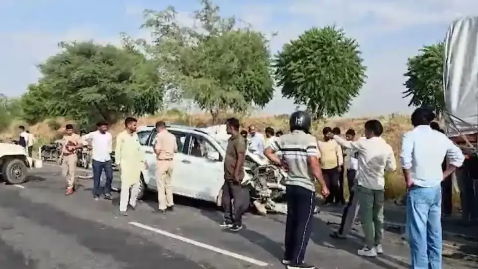 Rajasthan Road Accident : राजस्थान के चूरू में भीषण सड़क हादसा , कार - ट्रक की टक्कर में 6 लोगों की मौत