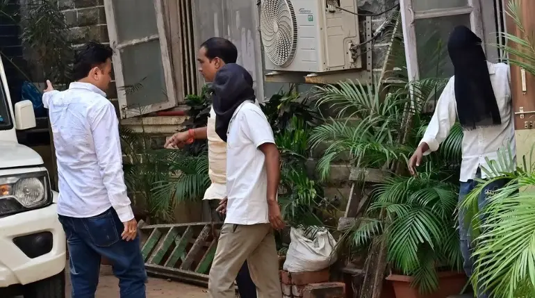 टाइगर श्रॉफ पर फायरिंग के आरोपियों को मिल रहे थे मीडिया से लाइव अपडेट , चेहरा सामने आते ही भागने के निर्देश