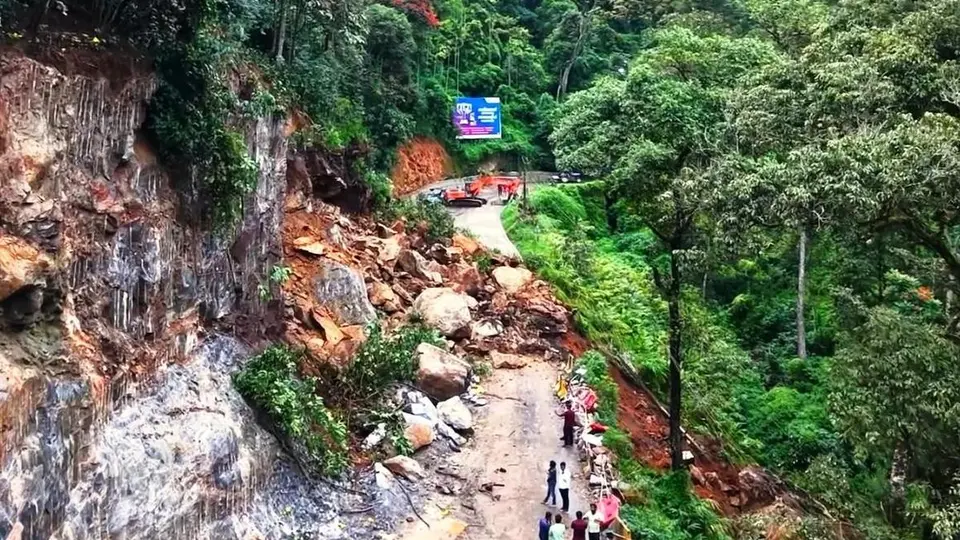 Traffic ban continue in Munnar after another landslip on Kochi–Dhanushkodi National Highway