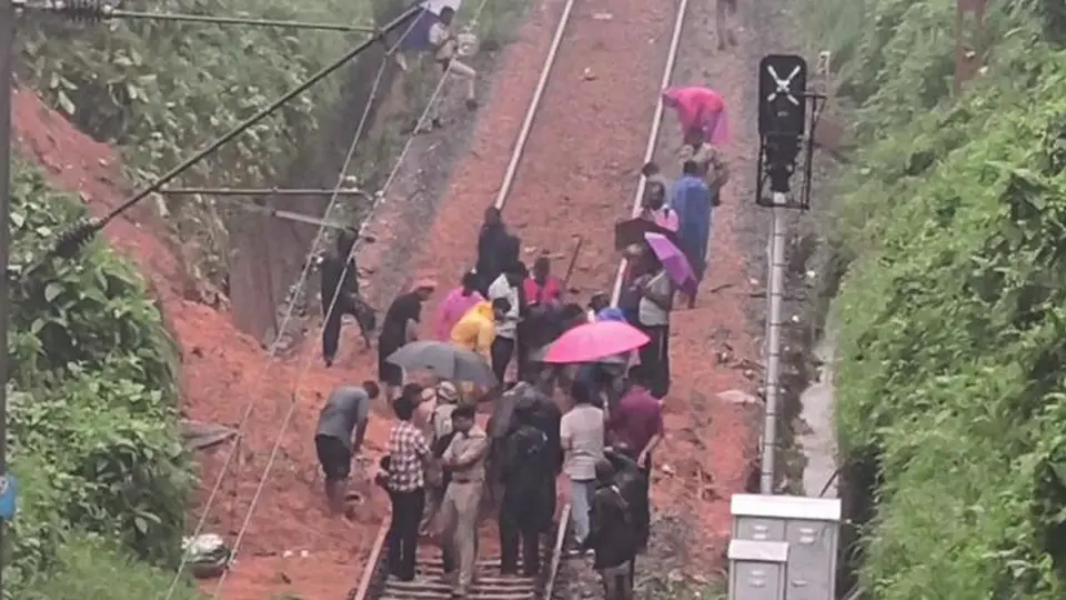 Northeast monsoon turns vigorous over Keralam; landslip disrupts rail traffic, orange alert for 9 districts on October 23, 2026