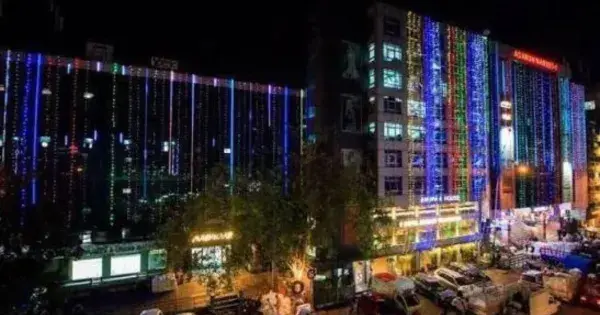सूरत : बिजली संकट के बीच सूरत के कपड़ा बाजारों में दिवाली की रोशनी 20 से घटाकर 5 दिन की जाएगी