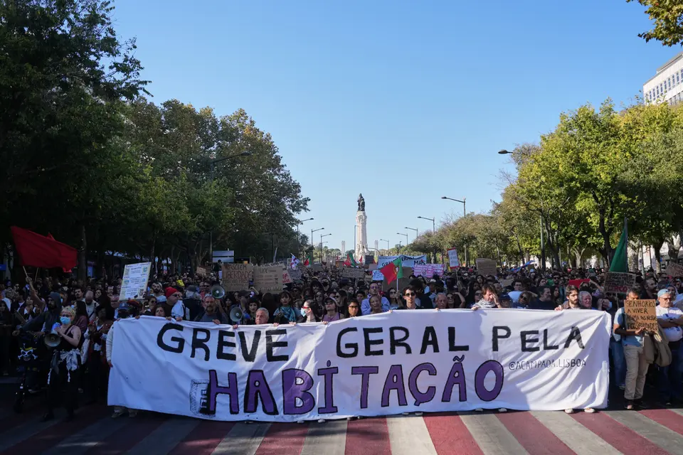 Protests Sweep Europe Over Rising Costs , Clashes Erupt in Many Countries