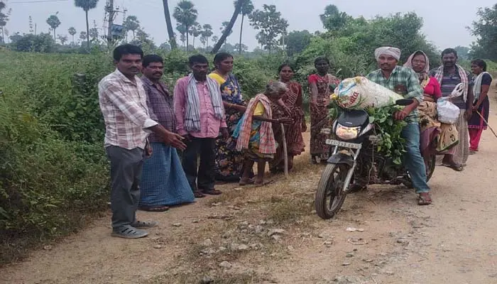 గుంతలమయంగా రహదారి ..! - Andhra Prabha | Telugu News Daily , Latest Telugu News , Latest తెలుగు వార్తలు and LIVE Updates | Breaking News in AP and Telangana