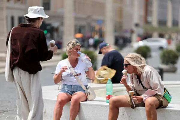 Over 50 , 000 Deaths Linked to Heat Across 854 European Cities ; Climate Change a Key Factor : Study