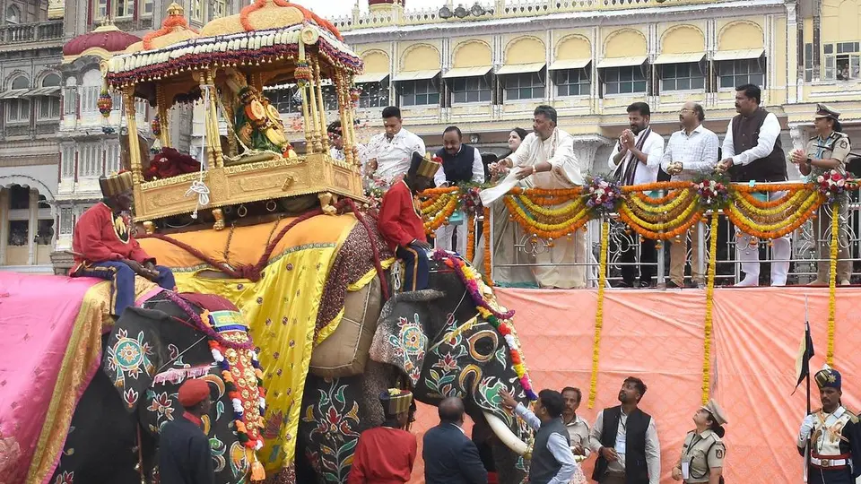 Keralam, Telangana Chief Ministers attend Jamboo Savari in Mysuru; Shivakumar stresses harmony among States