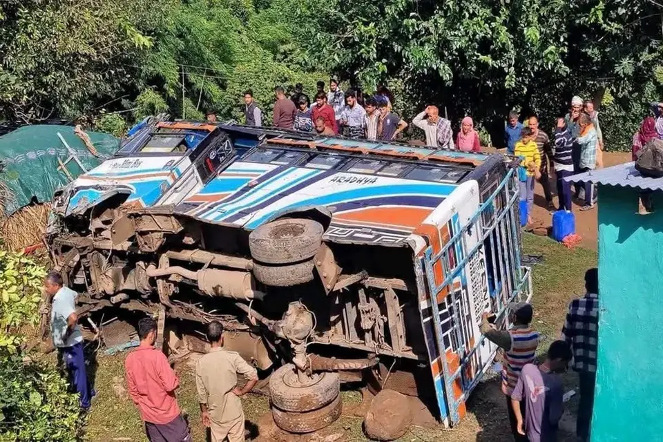 जम्मू कश्मीर के उधमपुर में बस के खाई में गिरने 17 लोग घायल - Naya India - Hindi News , Latest Hindi News , Breaking News , Hindi Samachar