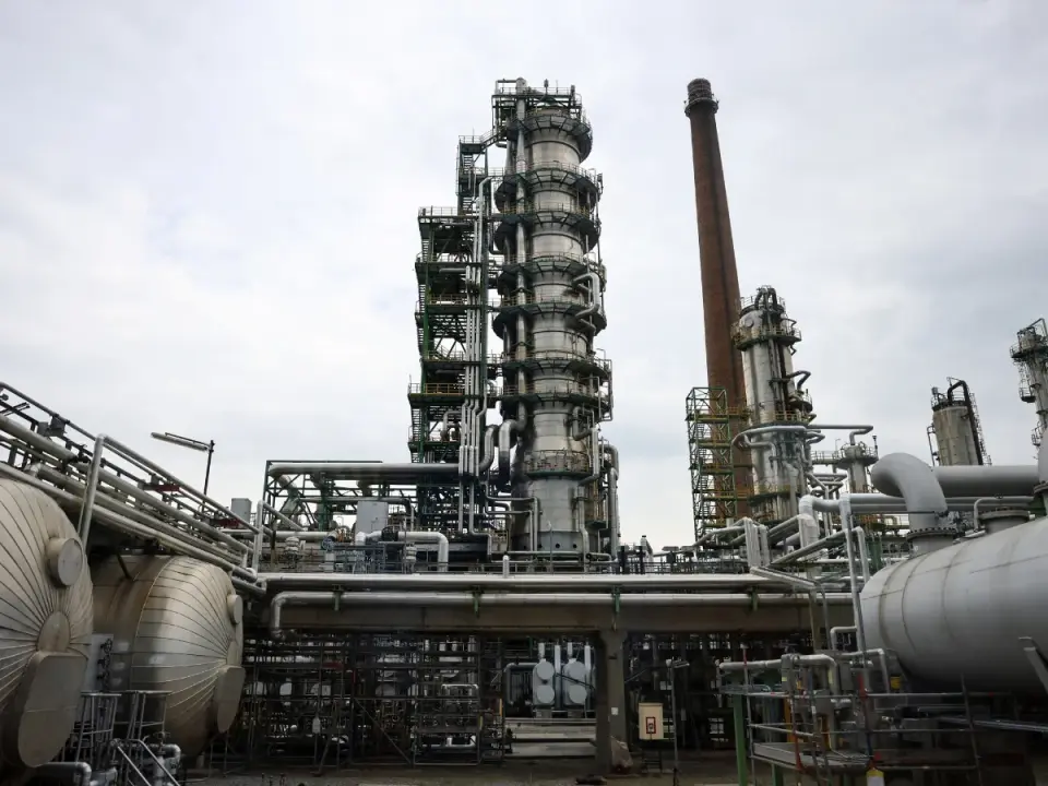 Reliance Jamnagar Refinery Capacity : अमेरिका की नजर रिलायंस की जामनगर रिफाइनरी पर क्यों ? वेनेजुएला के तेल से जुड़ा है बड़ा कारण