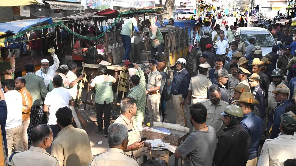Traders seek action against street vendors, encroachments in Dharwad