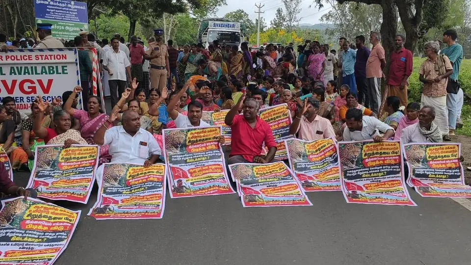 Residents lay siege to Hasanur Forest Office over leopard attacks