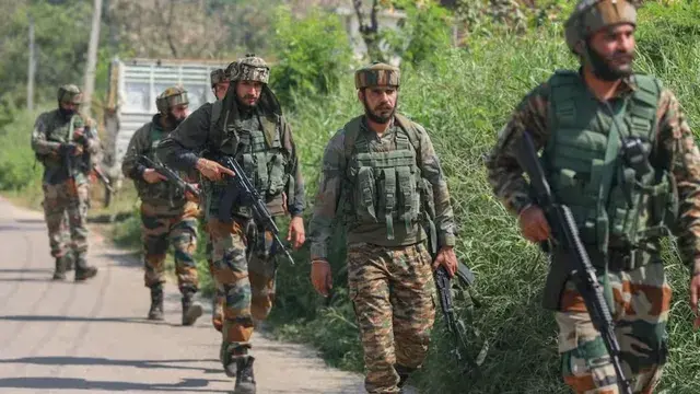 जम्मू - कश्मीर के राजौरी में सुरक्षाबलों को बड़ी कामयाबी , आतंकी ठिकाने का भंडाफोड़ ; भारी मात्रा में हथियार बरामद - security forces achieve major success in rajouri terrorist hideout busted huge cach