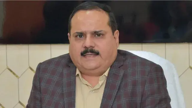 उत्तर प्रदेश में चुनाव आयोग ने डीएम , एसडीएम के तबादलों पर लगाई रोक , विधानसभा चुनाव के चलते लिया फैसला - up election commission bans officer transfers for voter list revision