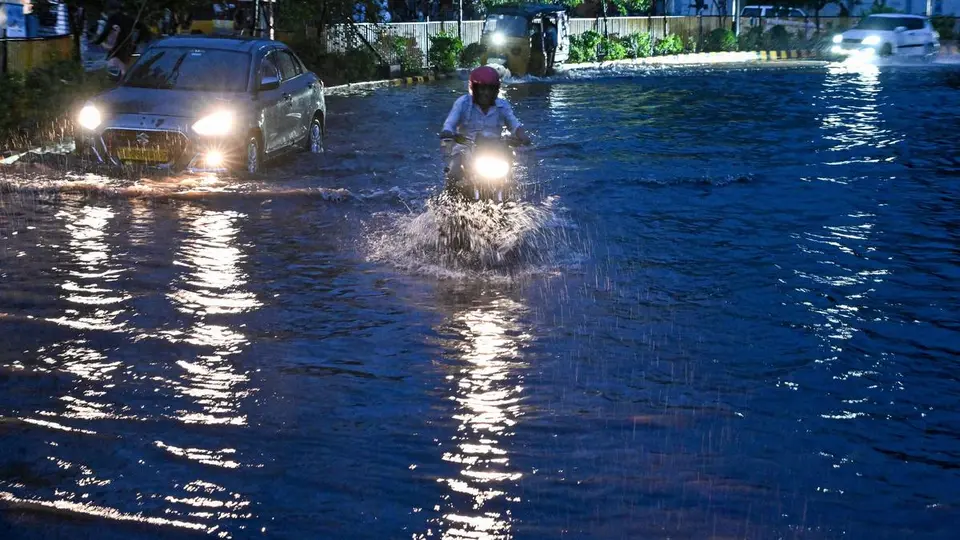Cyclone Arnab landfall continues along Andhra Pradesh coast | LIVE
