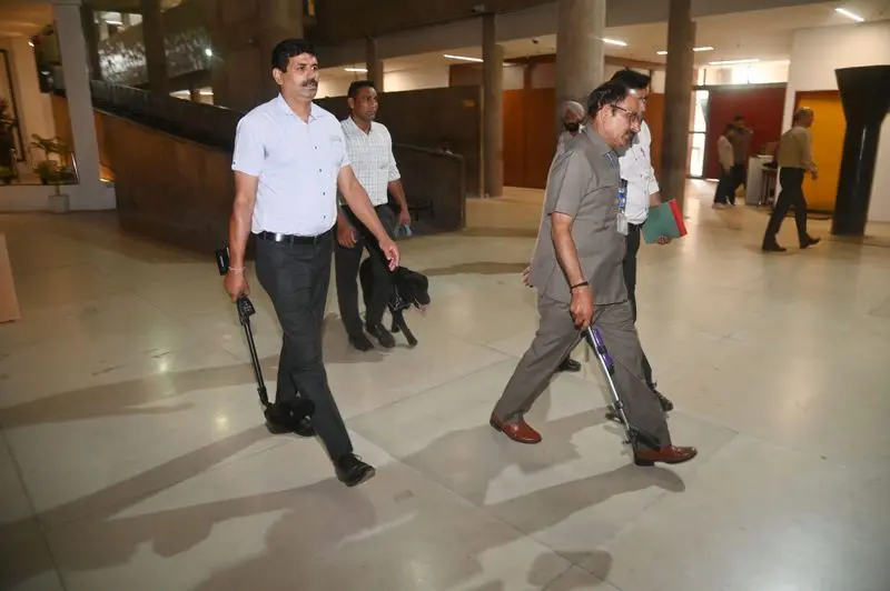चंडीगढ़ के स्कूलों , मेयर कार्यालय को बम से उड़ाने की धमकी - dainiktribuneonline . com