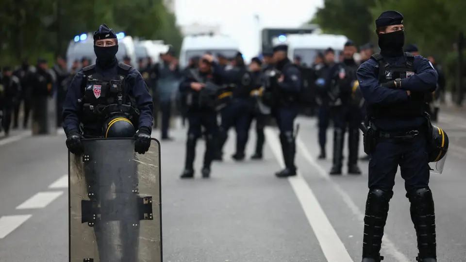 France Bans Protests in Marseille , Lyon ; Paris Museums Closed After Protests