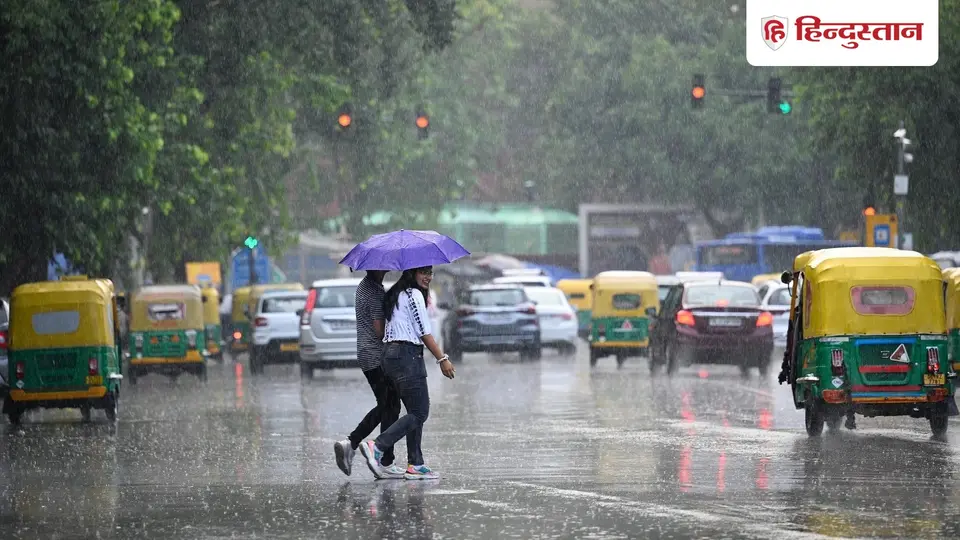 Delhi Weather Today : दिल्ली की फिजा में दिखा पश्चिमी विक्षोभ का असर , वीकेंड पर बारिश से मस्त हुआ मौसम