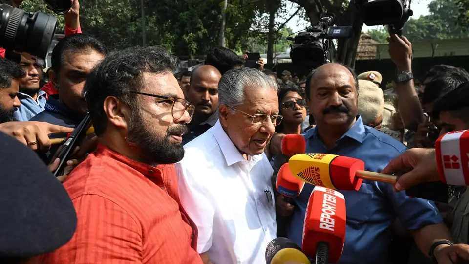 SC sets aside Kerala HC order in CMRL payoff case, stays FIR probe for 7 days