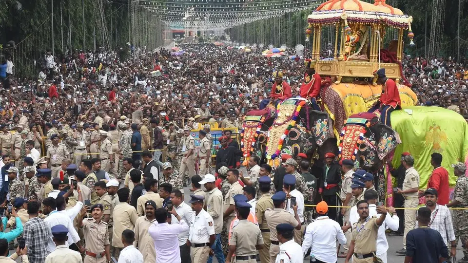 No passes, no problem: Dasara fans find their vantage points