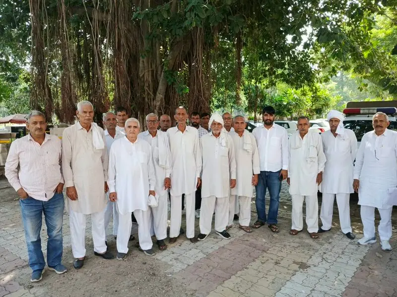 11 साल से स्वच्छ पेयजल के लिए तरस रहे ग्रामीण - dainiktribuneonline . com