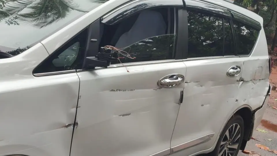 Vizianagaram Collector, staff unhurt after lorry hits official vehicle