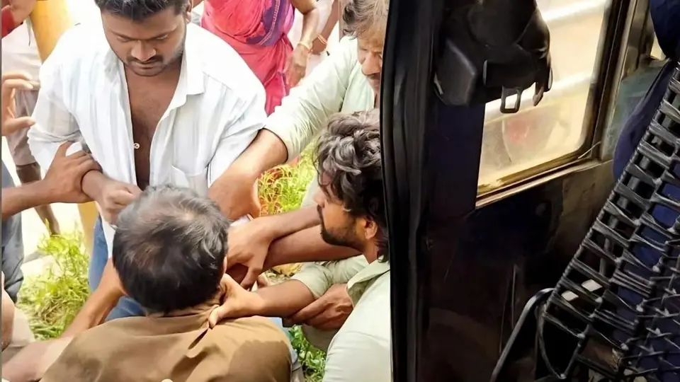 APSRTC bus driver chased, attacked for not halting bus at a Annamayya village