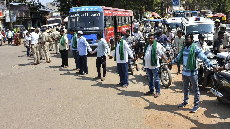 Sugarcane growers intensify agitation across Kittur Karnataka; bandh evokes mixed response; Road blockades disrupt transport in Belagavi, Vijayapura, Bagalkot, Dharwad and Haveri