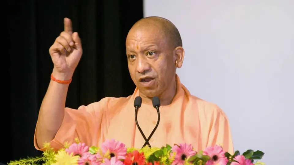 UP News : CM योगी ने जनता दर्शन में सुनीं लोगों की शिकायतें , अधिकारियों को दिए समाधान देने के कड़े निर्देश