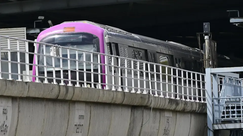 Woman catches man reportedly recording her inside metro, accused flees with phone